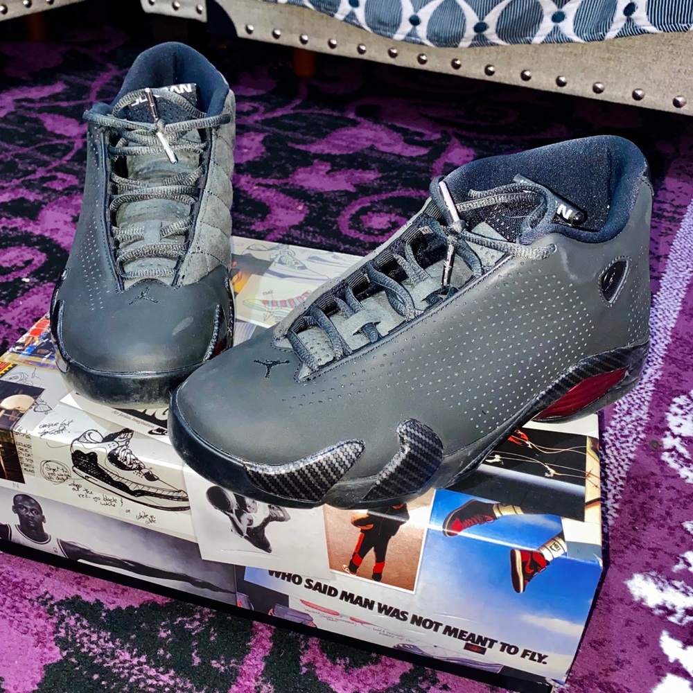 Jordan 14’s SE black Ferrari’s